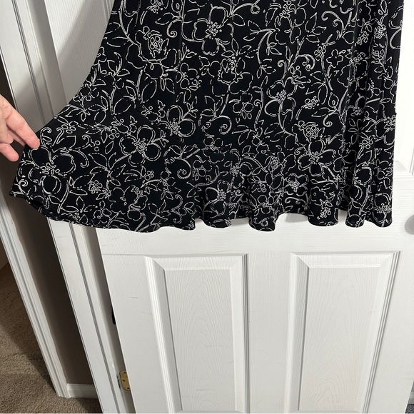 Chico's Traveler's skirt, size 2, b/w floral design, stretchy, flowy - Picture 6 of 7
